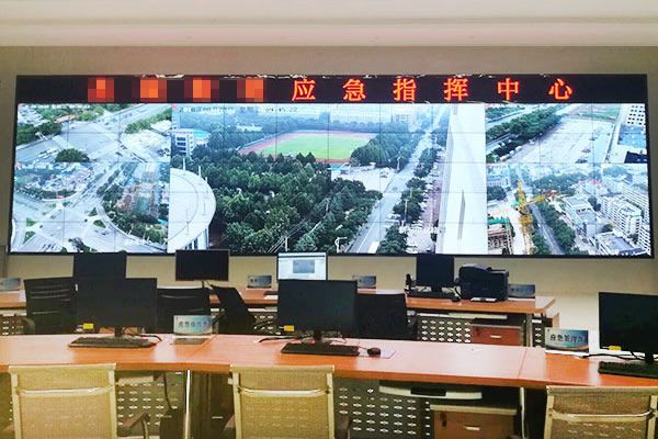 多种信息源通过什么设备输出拼接屏？