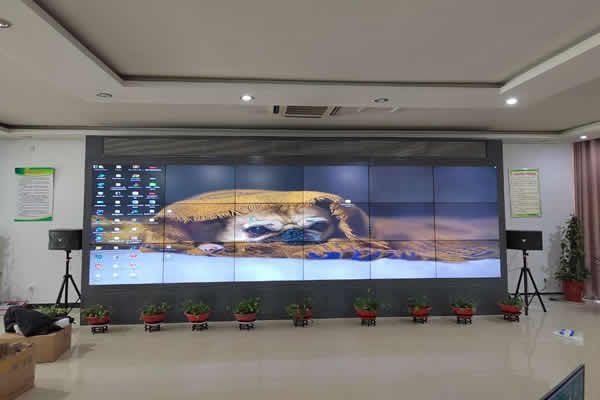 一块55寸液晶拼接屏大概多钱，由哪些因素决定？