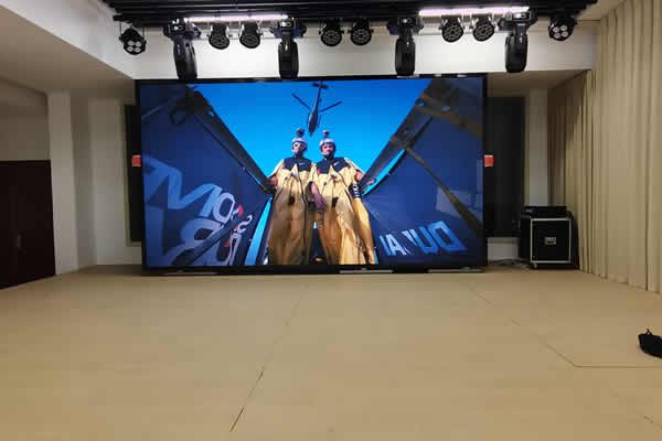 LED显示屏可以当电视看吗，多少钱一平方？