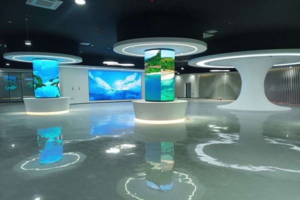 展厅大屏幕显示技术的选择：液晶拼接屏与LED屏的深度解析