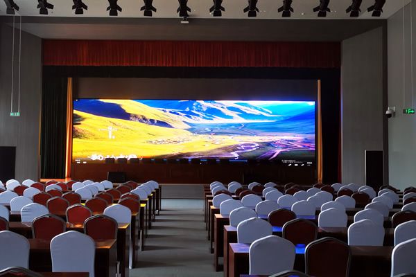 8米宽、15米长的会议室用多大尺寸的LED显示屏合适？