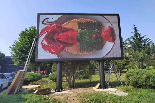 户外LED显示屏防水等级详解：IP65和IP67有什么区别？如何选不踩坑？